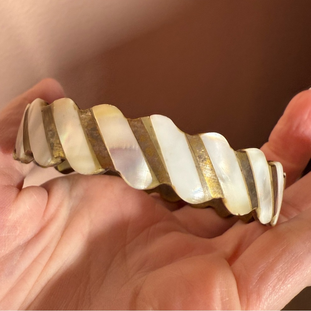 Vintage Mother of pearl brass scalloped art deco wide bangle bracelet - Picture 12 of 17